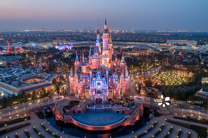 航拍 上海迪士尼乐园 奇幻童话城堡 华灯初上图片素材