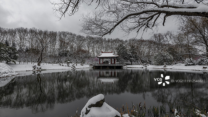 南京雪中的亭子图片素材