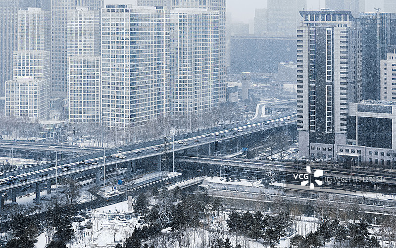 2019年2月12日笼罩在雪花中的北京国贸CBD图片素材