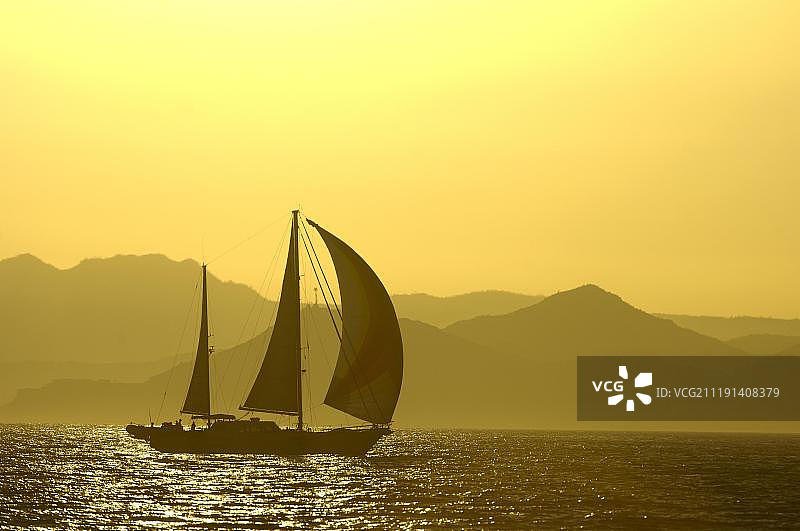 日落时分的帆船剪影，科尔特斯海，墨西哥，美洲图片素材