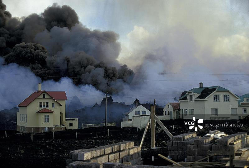 1973年冰岛韦斯特曼群岛赫马岛埃尔德费尔火山喷发，熔岩与建筑图片素材