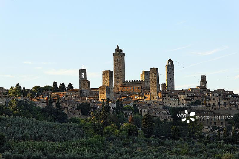意大利托斯卡纳圣吉米尼亚诺中世纪城镇夜景图片素材