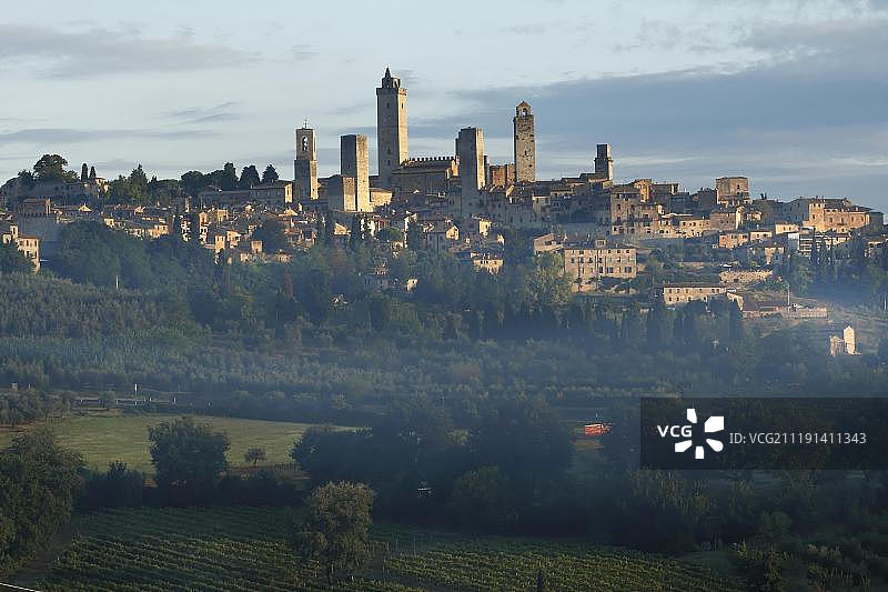 意大利托斯卡纳圣吉米尼亚诺中世纪小镇夜景图片素材