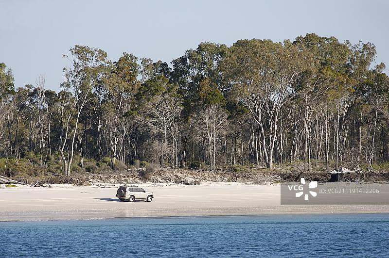 位于澳大利亚昆士兰州弗雷泽岛海滩上的4x4越野车和露营地图片素材