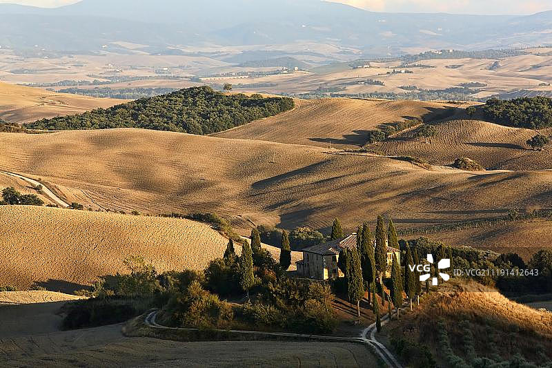 贝尔维德别墅：被丝柏树环绕，俯瞰瓦尔德奥尔恰山谷的田园风光，联合国教科文组织世界遗产，意大利托斯卡纳图片素材