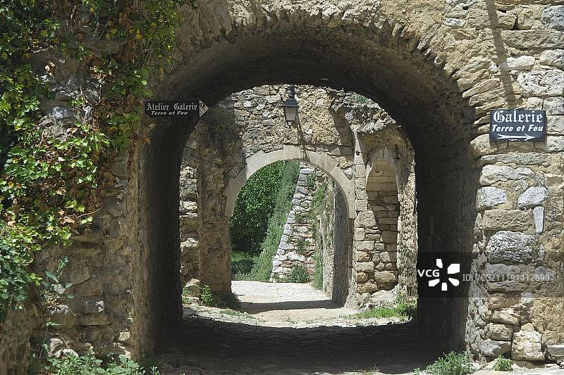 法国阿尔代什圣蒙坦中世纪村庄的有盖通道和铺砌街道图片素材