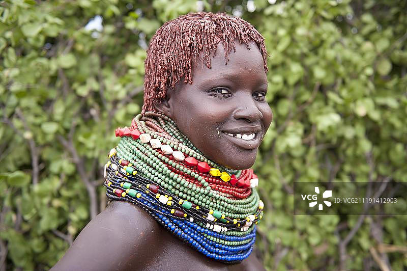 非洲埃塞俄比亚奥莫河谷戴珠串项链的女孩图片素材