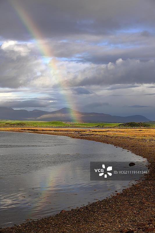 爱尔兰梅奥郡克卢湾上的彩虹图片素材
