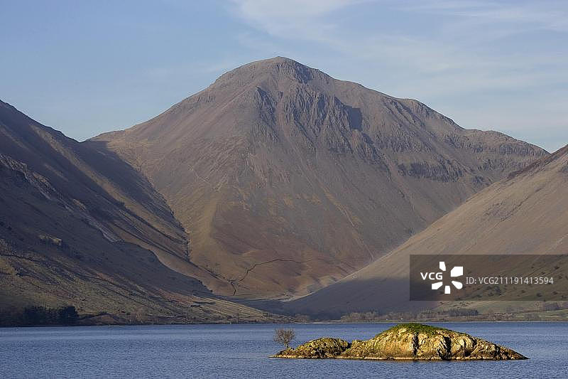 英国坎布里亚郡湖区瓦斯特湖上的山景和树木图片素材