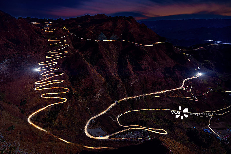 夜幕下的贵州省黔西南24道拐图片素材