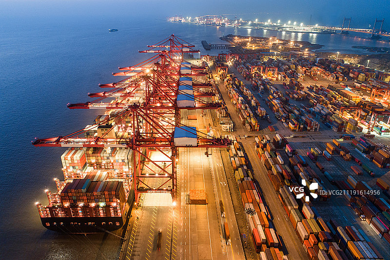 航拍 上海洋山港 集装箱码头 装卸工作图片素材