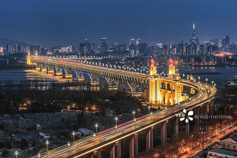 江苏南京修复后通车的长江大桥图片素材