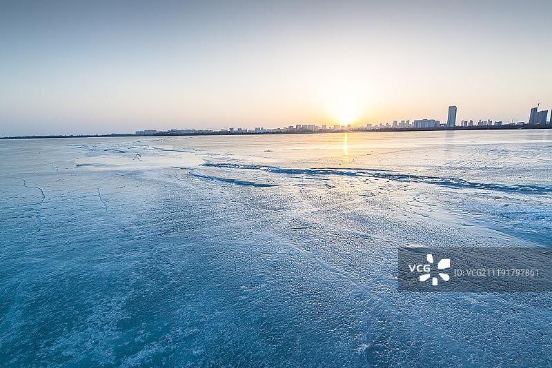 河北张家口冬季冰冻湖泊图片素材