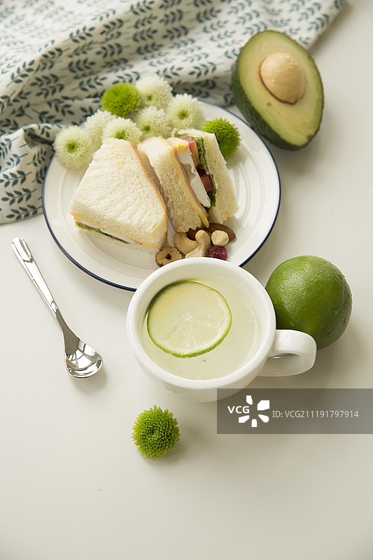 三明治、牛油果和柠檬水图片素材