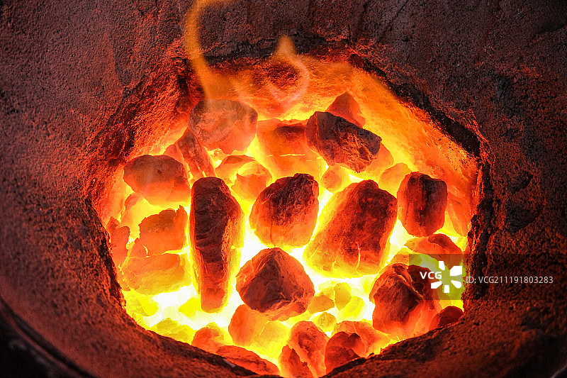冒着火焰的煤块图片素材