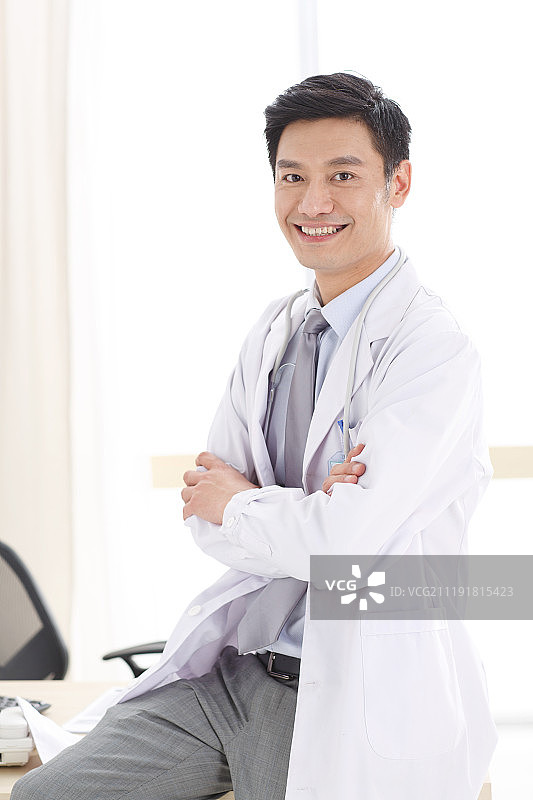 一个拿着病历卡的医生图片素材