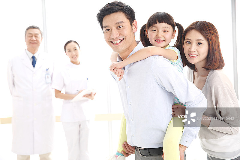 一家三口和医务工作者图片素材