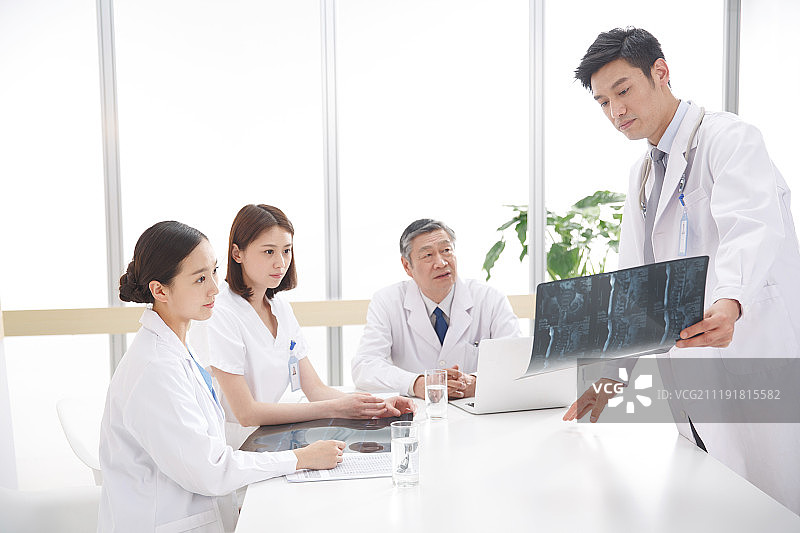 医务工作者在看X光片图片素材