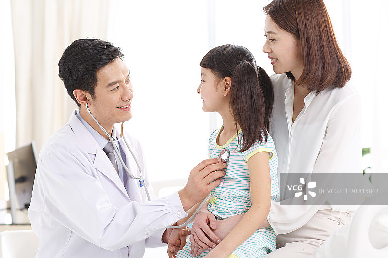 医生在为患者治病图片素材