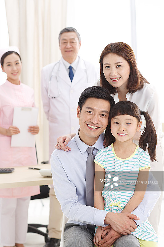 一家三口和医务工作者图片素材