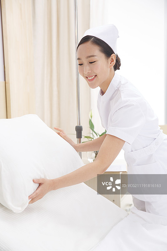 医院里年轻的女护士图片素材