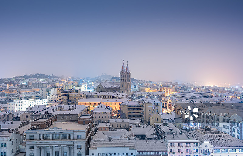 山东青岛雪后的天主教堂夜景图片素材