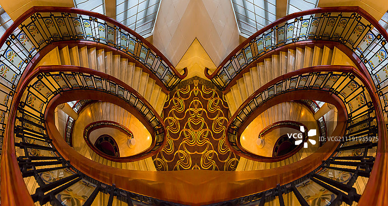 猫头鹰状的旋转楼梯图片素材