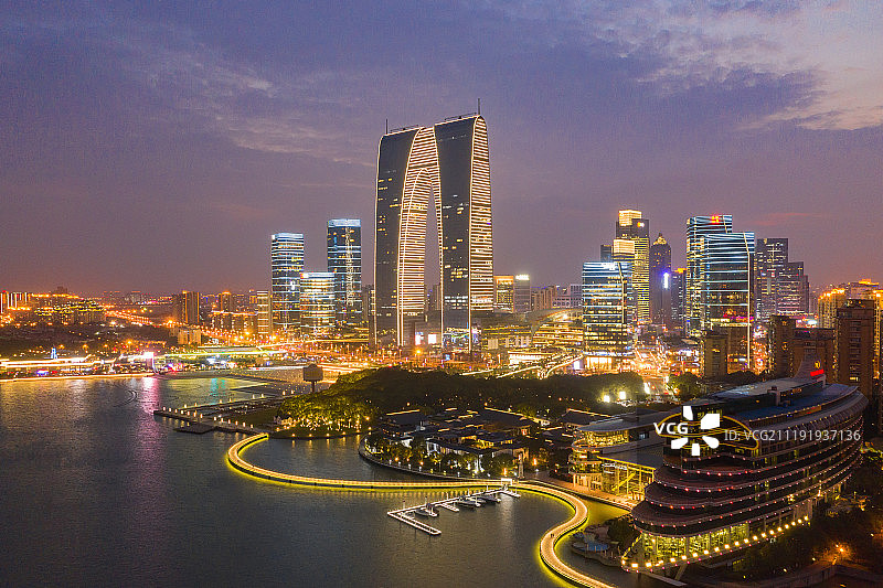 航拍日落时分的苏州滨水城市风光图片素材