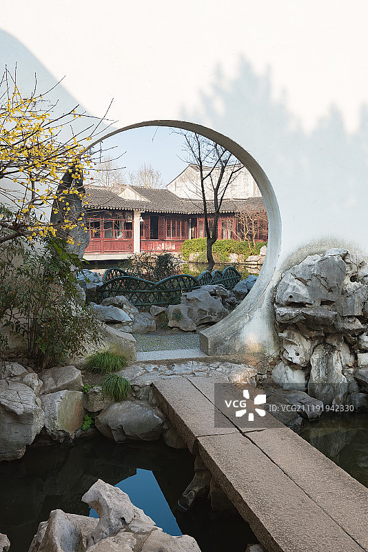 苏州艺圃古典园林的拱门风光图片素材
