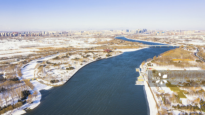 通州大运河森林公园雪后航拍月岛图片素材