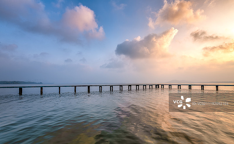 湖北省武汉市东湖风景区凌波门日出图片素材