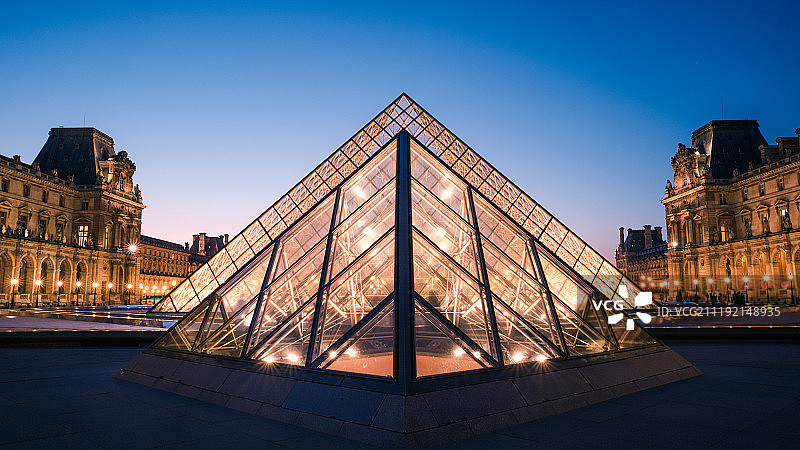 夜晚的巴黎卢浮宫图片素材