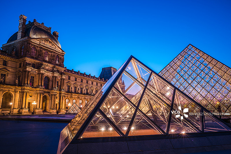 夜晚的卢浮宫图片素材