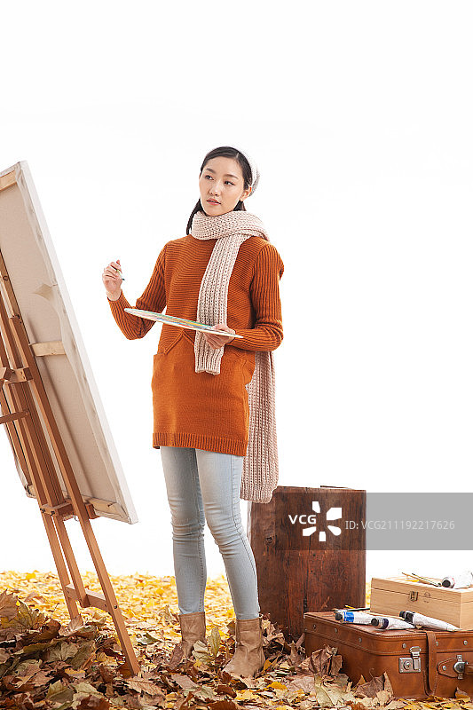 青年女人户外画画图片素材