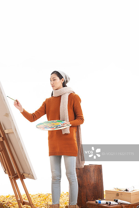 青年女人户外画画图片素材