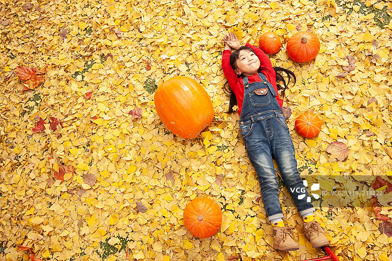 快乐的小女孩户外玩耍图片素材