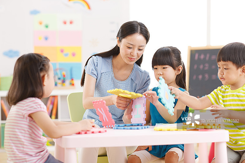 老师和儿童在娱乐室玩耍图片素材