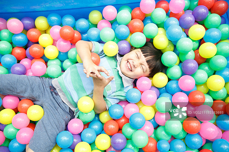 可爱的小男孩在游乐场玩耍图片素材