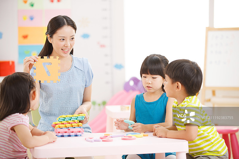 老师和儿童在娱乐室玩耍图片素材