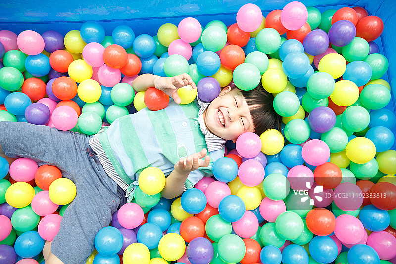 可爱的小男孩在游乐场玩耍图片素材