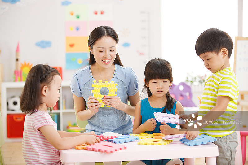 老师和儿童在娱乐室玩耍图片素材