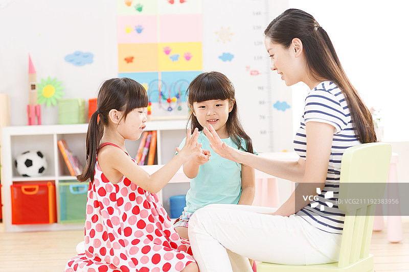 幼儿园里的教师和儿童做游戏图片素材