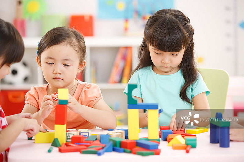 幼儿园儿童在娱乐室玩耍图片素材