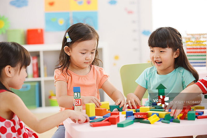幼儿园儿童在娱乐室玩耍图片素材