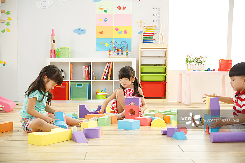 幼儿园儿童在娱乐室玩耍图片素材