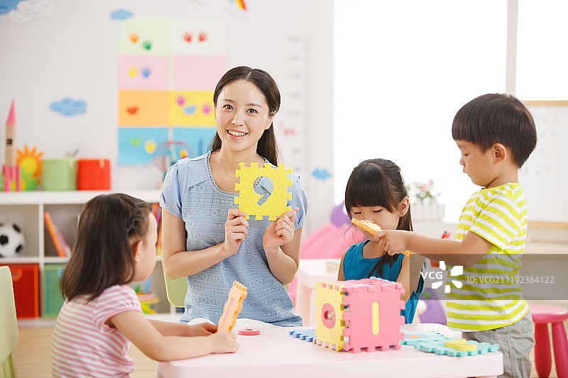 老师和儿童在娱乐室玩耍图片素材