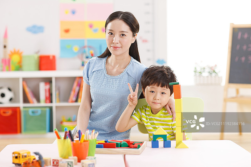 幼儿园里的老师和儿童图片素材