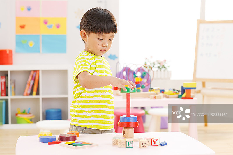 幼儿园的儿童在玩耍图片素材