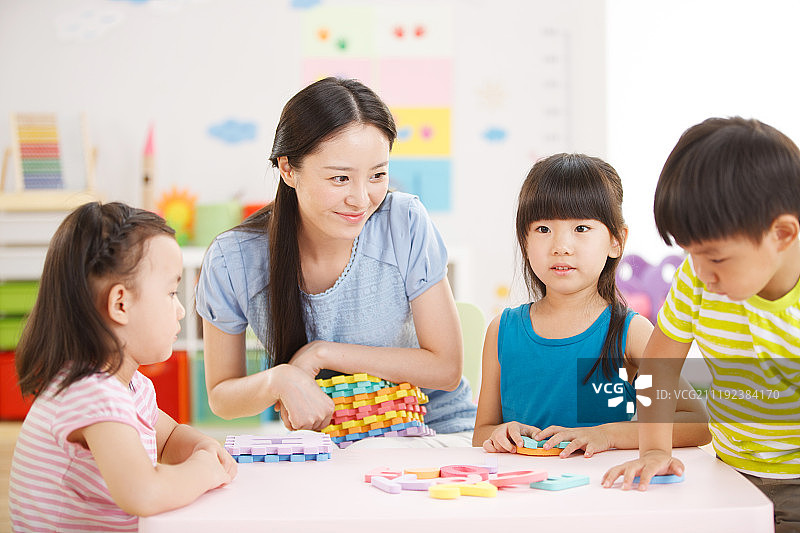 老师和儿童在娱乐室玩耍图片素材