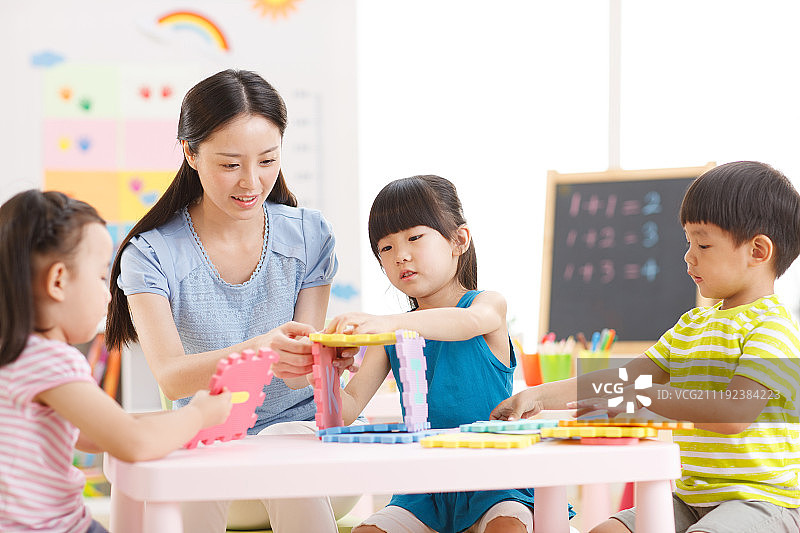 老师和儿童在娱乐室玩耍图片素材